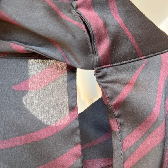 Simons Contemporaine (S) tie-neck short sleeve top in black & burgundy, EUC. - Picture 8 of 13